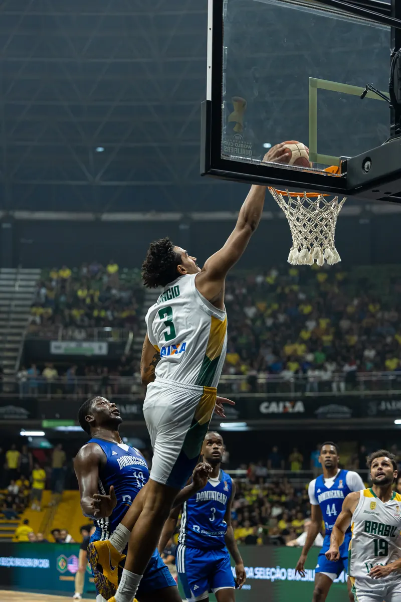 Brazil player rising to the rim over a Dominican defender