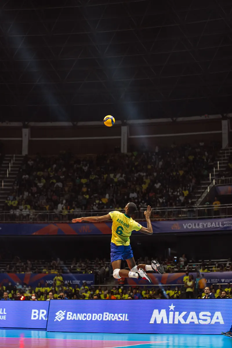 Jump serve under the arena lights at the VNL in Brasília